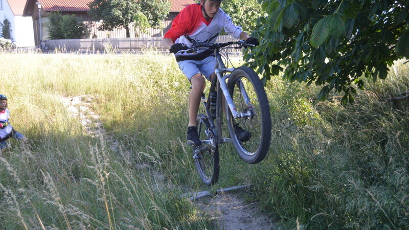 Geschickte Sprünge und die Beherrschung des Fahrrads gehören zum Training bei Martin Fischer.