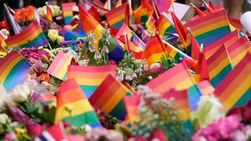 Blumen und Regenbogenfahnen liegen nach den tödlichen Schüssen in einer Schwulen-Bar in Oslo vor dem Tatort.