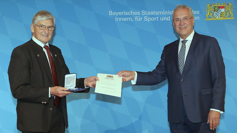 Innenminister Joachim Herrman überreichte Kommunale Verdienstmedaille in Silber an Altbürgermeister Bernhard Gerauer.