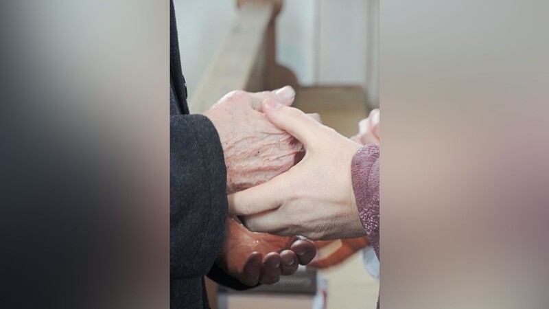 Benachteiligten Senioren die Hand reichen, das macht Lichtblick, wenn auch derzeit nur per heißem Draht.
