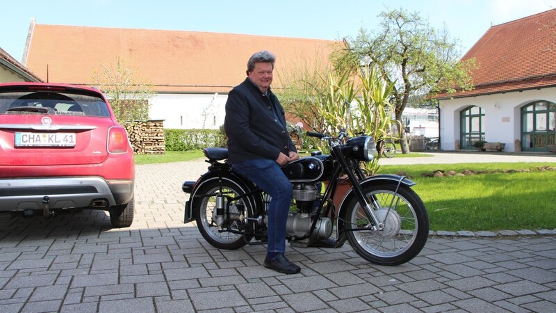 Zusammen mit seinem BMW-Motorrad fährt Pfarrer Kilian Limbrunner am kommenden Sonntag wieder zum Straubinger Motorradgottesdienst.