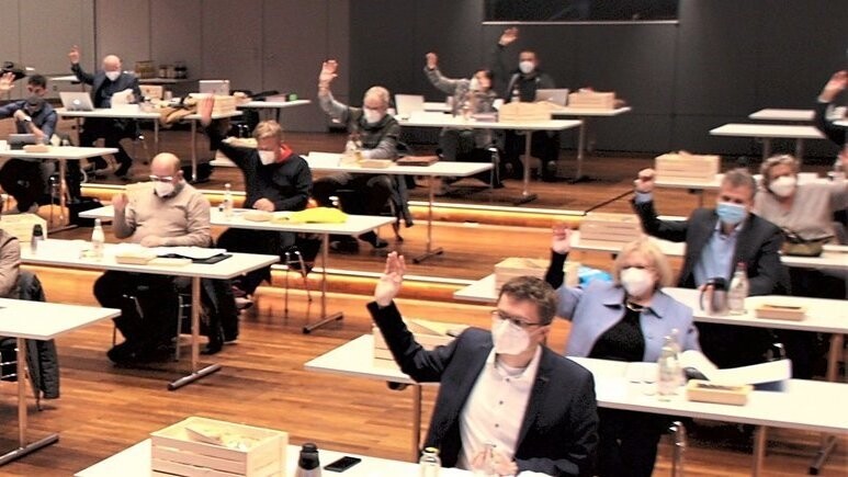 Hoch die Hände: Die Deggendorfer Stadträte stimmten dem Haushalt für das kommende Jahr in ihrer Sitzung gestern einmütig zu.