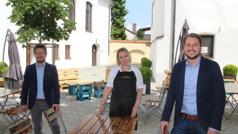 Bürgermeister Matthias Kohlmayer (r.) und Alexander Oswald, Geschäftsleitender Beamter der Stadt, freuen sich, dass mit Ana Tudor eine neue Pächterin für das Kastenhof-Café gefunden wurde.