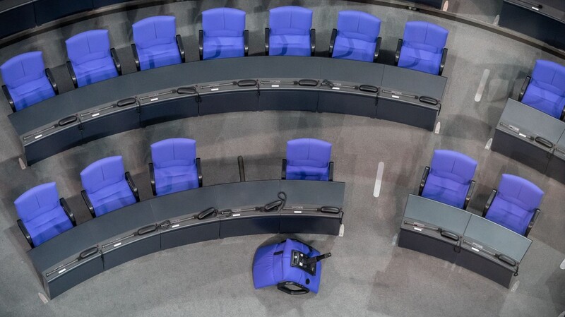 Aktuell gehören dem Bundestag 736 Abgeordnete an - künftig wird die Zahl auf 630 begrenzt: Plätze, die derzeit mittels Überhang- und Ausgleichsmandaten besetzt werden, fallen weg.