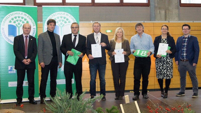 Die Vertreter der Mittelschule Viechtach freuten sich über die Auszeichnung als "Umweltschule in Europa - Internationale Nachhaltigkeitsschule".