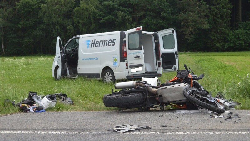 Schwerverletzt wurde ein Motorradfahrer bei der Kollision mit einem Transporter.
