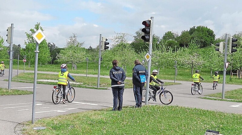 Im Verkehrsgarten übten die Polizeibeamten mit den Kindern das richtige Verhalten als Radfahrer ein.