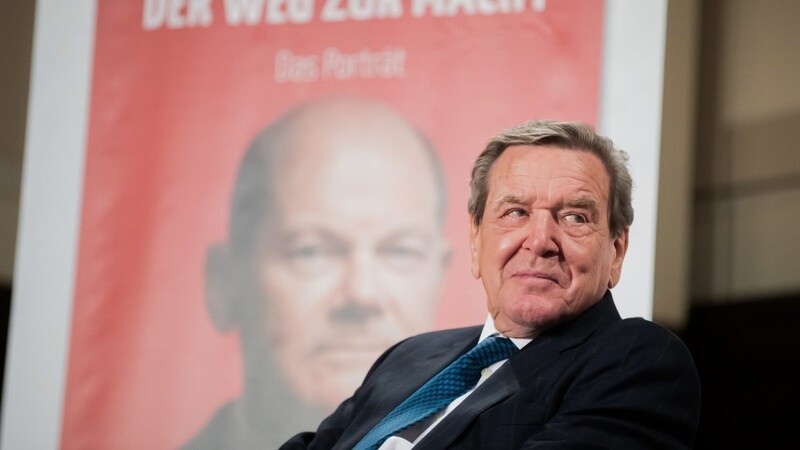 Gerhard Schröder (SPD), Bundeskanzler a.D., im Dezember 2021 bei der Vorstellung einer Biografie über Olaf Scholz: Ein Berliner Verwaltungsgericht hat nun entschieden, dass Schröder kein Altkanzlerbüro zusteht.
