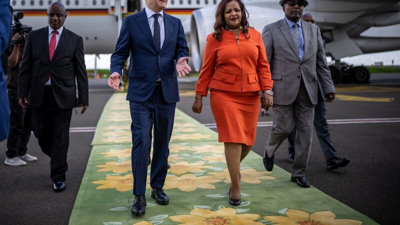 Bundeskanzler Olaf Scholz (SPD), steigt in Äthiopien aus dem Flugzeug und geht neben Staatsministerin Misgai Arega. Auf der zweiten große Afrika-Reise des Kanzlers seit seinem Amtsantritt steht ein Besuch bei der Afrikanische Union in Äthiopien und ein Besuch in Kenia auf dem Programm.