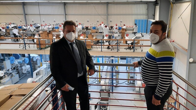 Beeindruckt von dem Unternehmen zur Maskenherstellung und dankbar für eine enorme Großzügigkeit zeigte sich Bürgermeister Markus Stöber (links) bei einer kleinen Führung mit Orhan Söhmelioglu.
