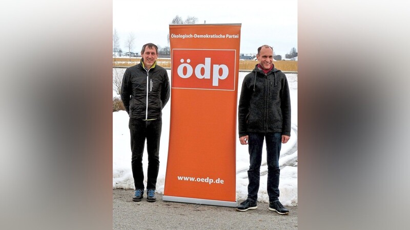 ÖDP-Kreisvorsitzender Christian Kerschl (l.) gratulierte Rolf Sihr zur Wahl zum Direktkandidaten.