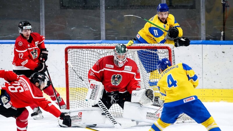 Ist nach einer rassistischen Geste während eines Eishockey-Spiels für 13 Spiele gesperrt worden: Der Ukrainer Andrei Denyskin (2. v. r.).