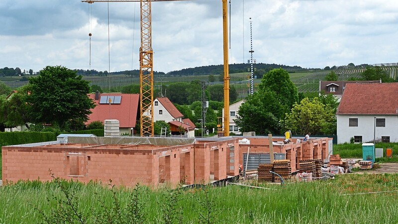 Ähnlich wie im Baugebiet "Steigäcker Nord" (unser Bild) will die Stadt Mainburg die BEM auch in "Meilenhofen Süd" mit dem Bau und der anschließenden Vermarktung von drei Doppelhäusern beauftragen.