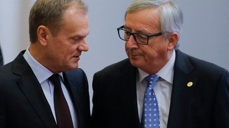 EU Ratspräsident Donald Tusk (l) und Präsident der Europäischen Kommission Jean Claude Juncker (r) zu Beginn eines Geschäftstreffens im EU-Hauptquartier in Brüssel am 17. Februar über die Flüchtlingswanderung in den westlichen Balkanländer.