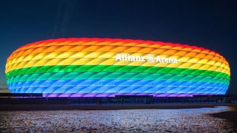 Die Allianz Arena erstrahlt anlässlich des Christopher Street Days in den Regenbogenfarben, die Zeichen der queeren Bewegung sind.