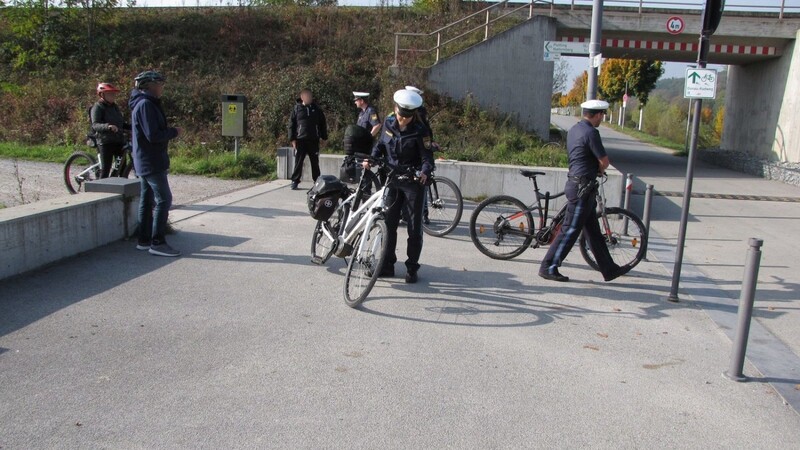 Die Polizei hat am Freitag mehrere E-Bike-Fahrer in Deggendorf und Landshut kontrolliert. Mehrere Radfahrer mussten verwarnt werden.