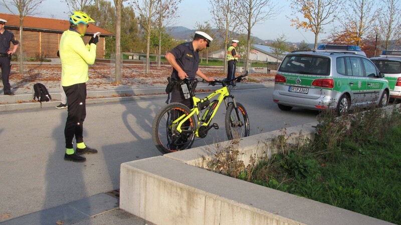 Die Polizei hat am Freitag mehrere E-Bike-Fahrer in Deggendorf und Landshut kontrolliert. Mehrere Radfahrer mussten verwarnt werden.