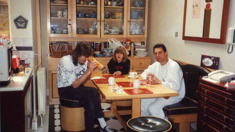 Gemütlich in der Küche in der Wohnung in England beim "Queen"-Frontmann (v.li.) Vater Reinhold Mack, Little Freddie und Freddie Mercury.