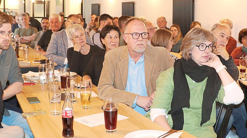 Viele Teilnehmer waren in die Gaststätte Hofmark 1 nach Mallersdorf gekommen, um die Podiumsdiskussion über die Krankenhausreform zu verfolgen.