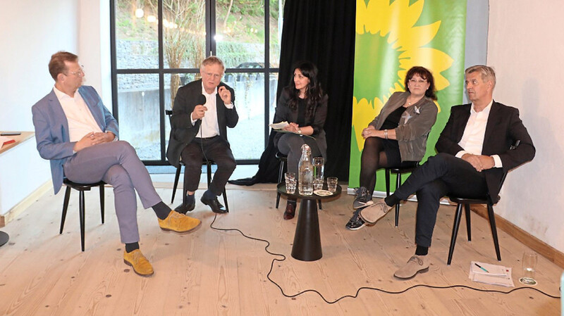 Feride Niedermeier (Mitte) moderierte die Diskussion mit den Podiumsgästen Prof. Thorsten Kingreen, Prof. Armin Grau, Michaela Hammer und Robert Betz (von links).