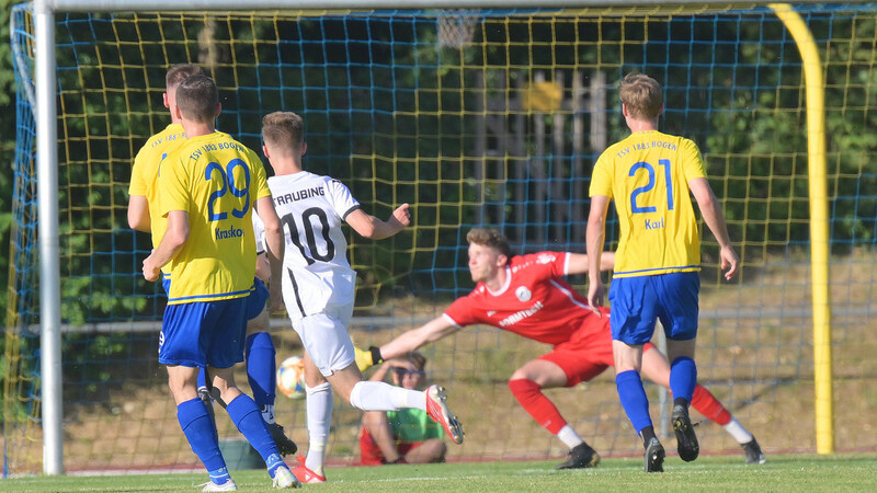 Die beiden Tore von Jakob Meier (Nr. 10), der hier zum 0:1 trifft, bescherten dem VfB Straubing einen Punkt im Derby in Bogen.
