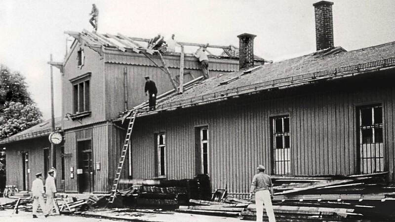 Mit dem kleinen und ursprünglich aus Holz gebauten Moosburger Bahnhof waren viele unzufrieden. Erst in den 1960er-Jahren erfolgte die Umgestaltung in einen Steinbau.