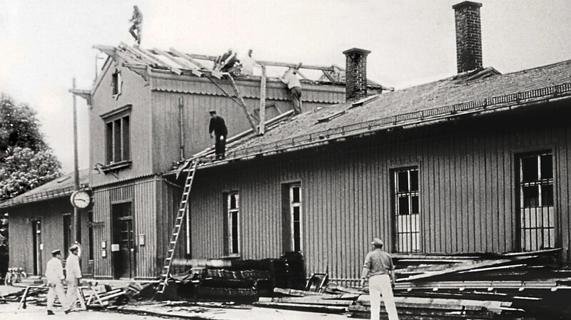 Mit dem kleinen und ursprünglich aus Holz gebauten Moosburger Bahnhof waren viele unzufrieden. Erst in den 1960er-Jahren erfolgte die Umgestaltung in einen Steinbau.