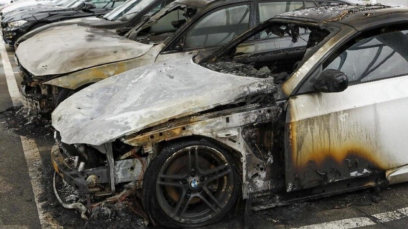 Ein Bild der Verwüstung: Das Feuer beschädigte Gebäude und Fahrzeuge - zwei Autos brannten vollständig aus.