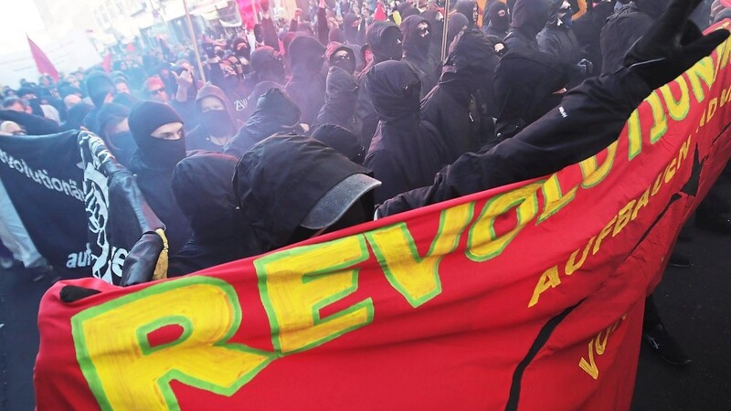 Teilnehmer der "Revolutionären 1.-Mai-Demonstration" ziehen im vergangenen Jahr durch Berlin.