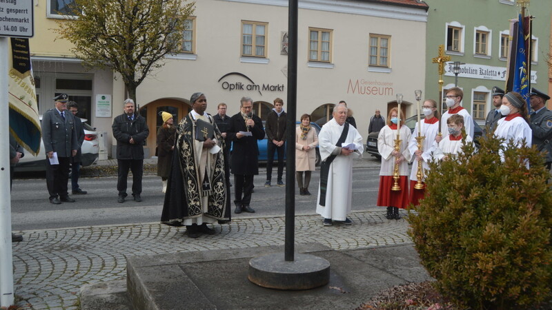 Vor dem Kriegerdenkmal sprachen Pater Benjamin Pathrose, Zweiter Bürgermeister Siegfried Kaschel und Johann Staudinger als Vorsitzender der KSK.