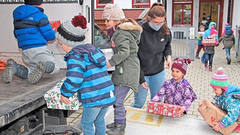 Die Kinder der Bienengruppe des Fraunberger Kinderhauses St. Florian haben fleißig beim Beladen der in Geschenkpapier verpackten Hilfspakete auf den Lkw geholfen.