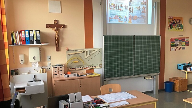 Der schulische Unterricht wird zunehmend computergestützt. Im Bild ein digitales Klassenzimmer der Mittelschule Eichendorf.