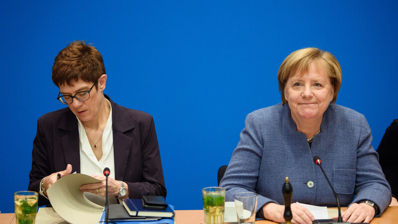 Nach 18 Jahren sucht die CDU eine neue Chefin oder einen neuen Chef als Ersatz für Angela Merkel (r.)