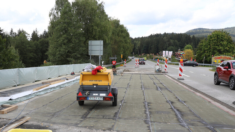 Die Instandsetzungsarbeiten an der Brücke haben bereits begonnen, ab Montag geht es mit der Fahrbahnsanierung los.