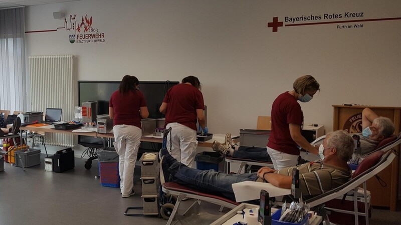 Die insgesamt zehn Entnahmeliegen im Lehrsaal des gemeinsamen Rettungszentrums von BRK und Feuerwehr sind bei den Blutspendeterminen durchgehend voll belegt.