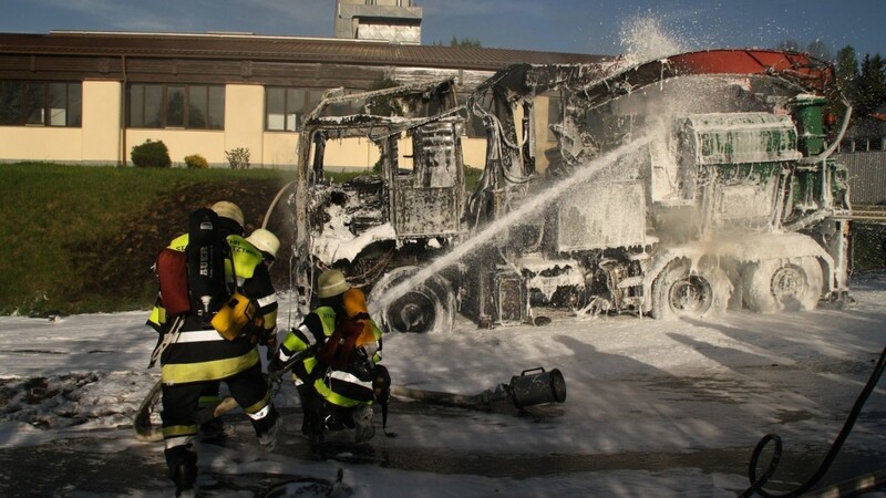 Mit Löschschaum und unter Atemschutz bekämpften die Feuerwehrleute das Feuer.
