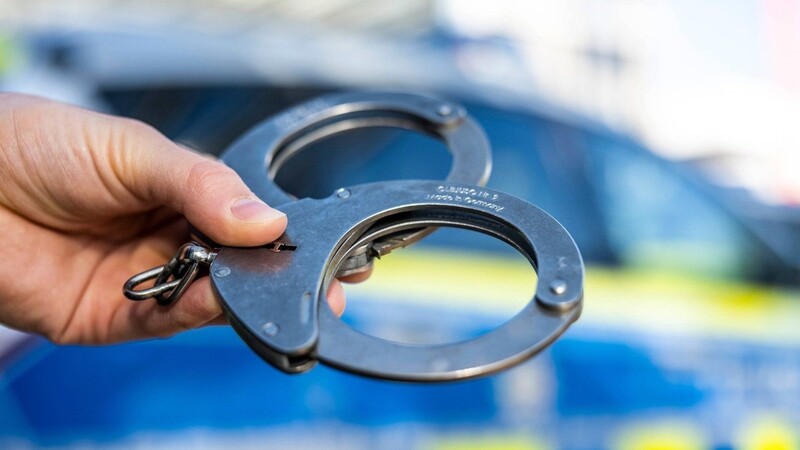 Der betrunkene 45-Jährige konnte nur noch mit Handschellen durch die Polizei beruhigt werden. (Symbolbild)