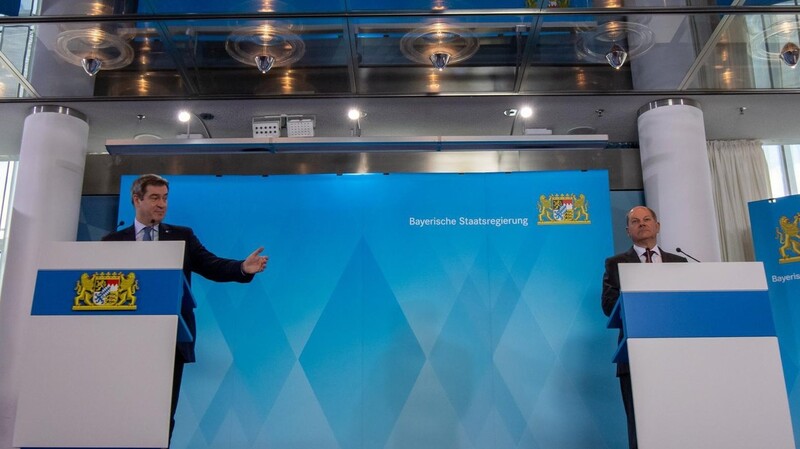 Bundesfinanzminister Olaf Scholz (SPD, l.) und Bayerns Ministerpräsident Markus Söder (CSU) stellen am Dienstag "das größte Wirtschaftsstabilisierungsprogramm in der Geschichte der Bundesrepublik" vor.