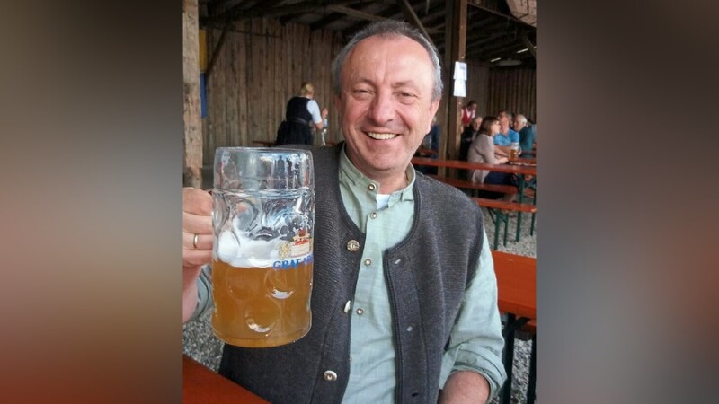 Ab Montag tauscht Herbert Fellinger das bayerische Bier gegen Alsterwasser. Er ist Kandidat bei der ZDF-Sendung "Küchenschlacht".