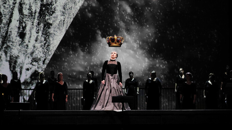 Jennifer O'Loughlin und der Chor des Staatstheaters am Gärtnerplatz in Gaetano Donizettis Oper "Anna Bolena"