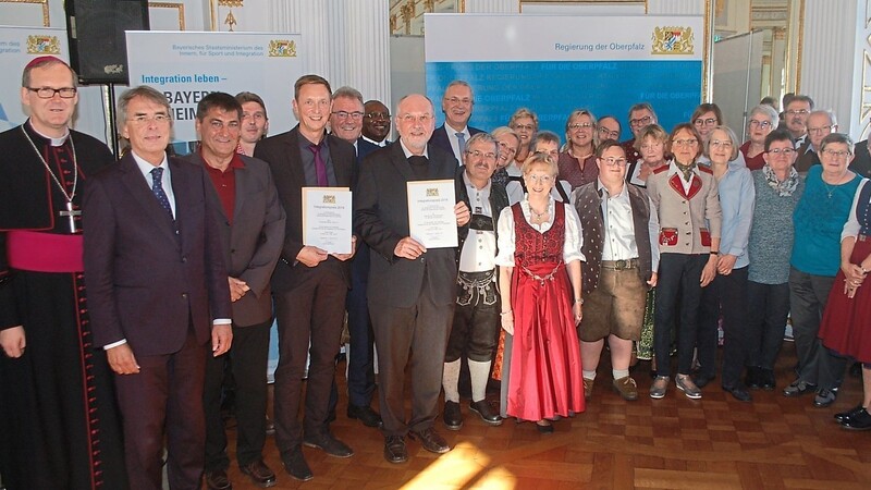 Regierungspräsident Axel Bartelt (Zweiter von links) und Staatsminister Joachim Herrmann (Neunter von links) gratulierten den Preisträgern aus dem Landkreis Regensburg.