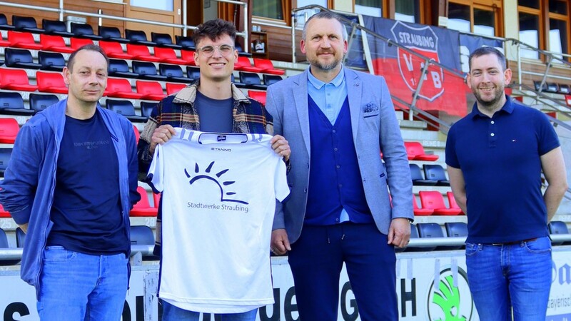 Noah Winter (2.v.l.) wechselt zum VfB Straubing. Die beiden Sportlichen Leiter Andreas Schreiner (links) und Thomas Gabler (2.v.r.) sowie Tobias Nagl (2. Geschäftsführer VfB) freut's.