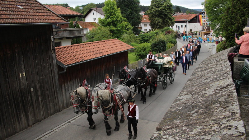 Der lange Festzug schlängelte sich durch Prackenbach.
