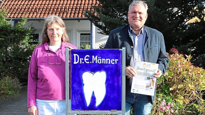 1992 hat Dr. Evelyn Männer ihre Zahnarztpraxis in Zandt eröffnet. Im Januar 2023 wird sie in ihren wohlverdienten Ruhestand gehen. "Mein Herzenswunsch ist es, dass wir einen Nachfolger finden", sagt sie. Bürgermeister Hans Laumer unterstützt die Ärztin bei der Suche.