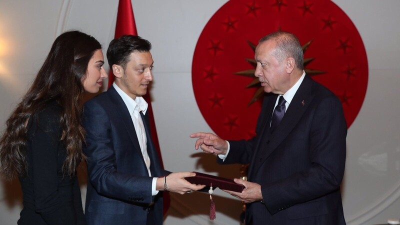 Özil (M.) mit seiner Verlobten Amine Gülşe. Der Fußballer soll Türken-Präsident Erdogan zu seiner Hochzeit eingeladen haben.
