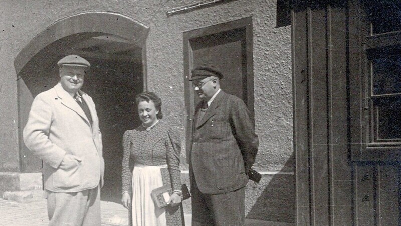 Brauereibesitzer Eugen Fleischmann (links, neben den Wirtsleuten Maria und Roman Metz) war auch königlicher Posthalter.