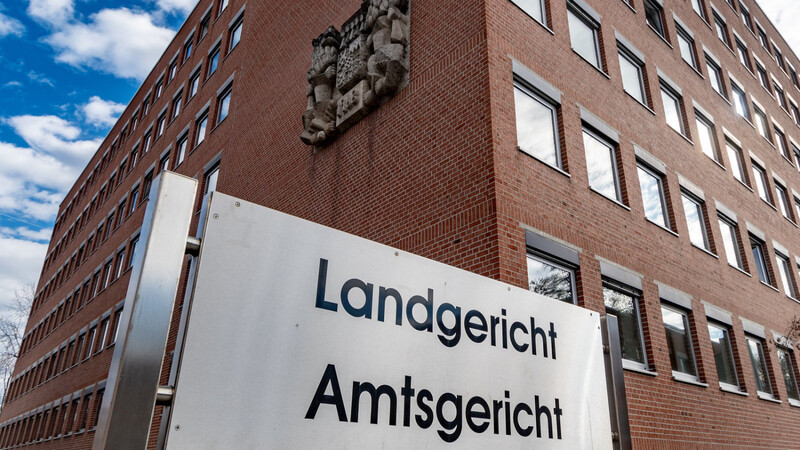 Vor dem Landgericht Landshut muss sich seit Mittwochvormittag eine 44-jährige Frau wegen Beihilfe zum sexuellen Missbrauch verantworten.