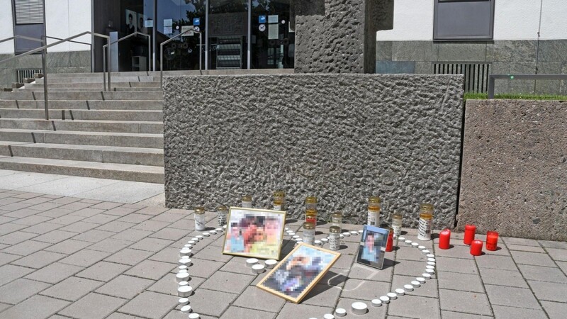 Moritz' Freunde haben eine Mini-Gedenkstätte vor dem Landgericht Weiden aufgebaut. Sie müssen sich weiterhin gedulden, bis das Gericht ein Urteil fällt.