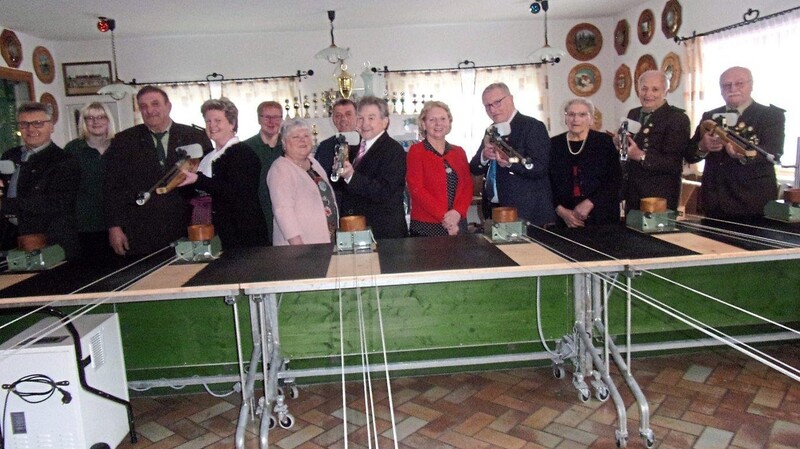 Schirmherr Franz Brandl, die Bürgermeister und Vorstandsmitglieder eröffnen die 37. Gemeindemeisterschaft der Schützenvereine im Vereinslokal Pongratz.