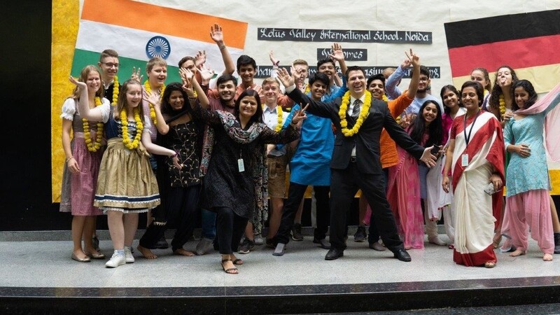 Die indischen Partner der Lotus Valley International School ließen es sich nicht nehmen, die deutschen Austauschteilnehmer des Johannes-Turmair-Gymnasiums am Flughafen in Neu Delhi aufs herzlichste zu empfangen.